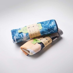 Multišátek z REPREVE s celoplošným potiskem.