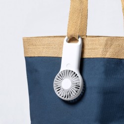 Dayane Větráček s karabinou