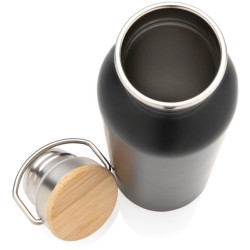 Moderní nerezová lahev s bambusovým uzávěrem