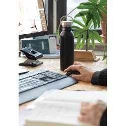 Moderní nerezová lahev s bambusovým uzávěrem