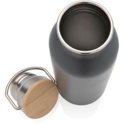 Moderní nerezová lahev s bambusovým uzávěrem