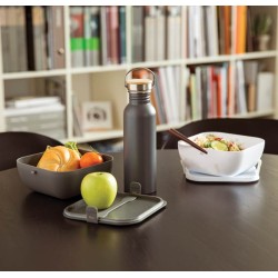 Moderní nerezová lahev s bambusovým uzávěrem