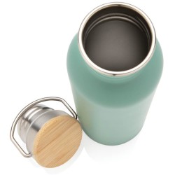 Moderní nerezová lahev s bambusovým uzávěrem