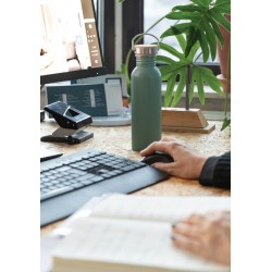 Moderní nerezová lahev s bambusovým uzávěrem