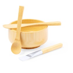 Iringu Sada na aplikaci pleťové masky