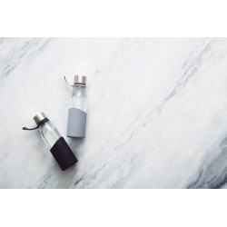 Štíhlá skleněná láhev na vodu VINGA