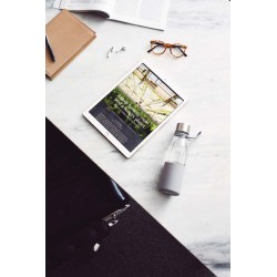 Štíhlá skleněná láhev na vodu VINGA