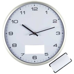 Nástěnné hodiny se stříbrným rámečkem