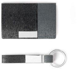 Travolta sada vizitkáře a klíčenky