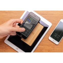 Bezdrátová powerbanka 8 000 mAh z FSC bambusu a RCS Rplastu
