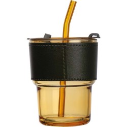 Barevný kórá na piete se uzavírá brčkem