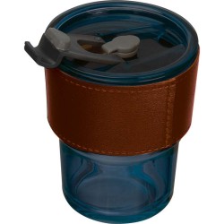 Barevný kórá na piete se uzavírá brčkem