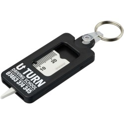 Kym recyklovaná klíčenka ve tvaru měřiče hloubky dezénu