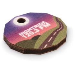 Dřevěná klíčenka s potištěným nebo vyrytým designem.