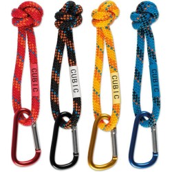 Karabina s uzlíkovou šňůrkou.