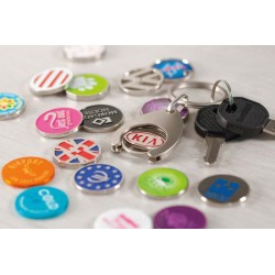 Klíčenka ve tvaru drápu se smaltovanými, tištěnými a tlakově litými žetony.